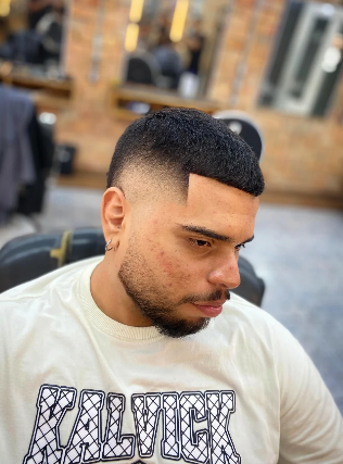 Cliente com corte e barba alinhados na Patrese