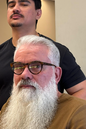 Barba branca desenhada na Patrese Barber Shop